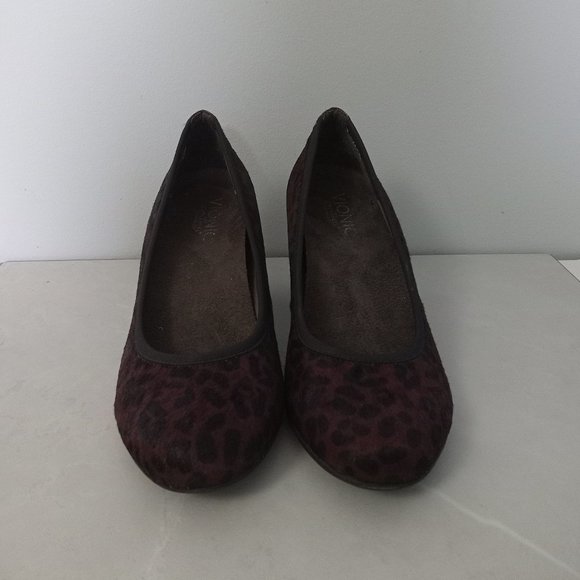 Vionic Leopard Print Heels - Picture 4 of 11